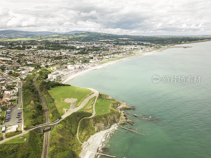 爱尔兰Wicklow Co. Bray head和Bray town的高架视图。